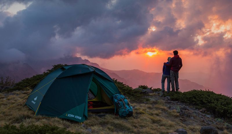 que faire en couple camping en amoureux au coucher du soleil