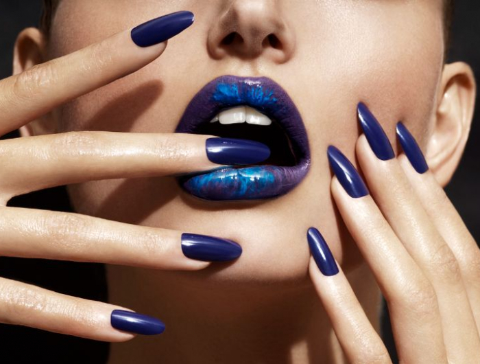 quelle couleur d ongles en 2022 exemple de nail art bleu marine