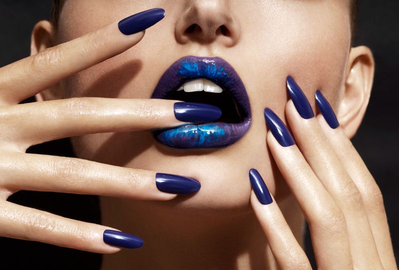 quelle couleur d ongles en 2022 exemple de nail art bleu marine