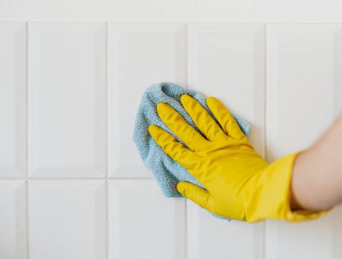 recette produits ménagers maison a nettoyer le carrelage dans la salle de bain et le joints de carrelage