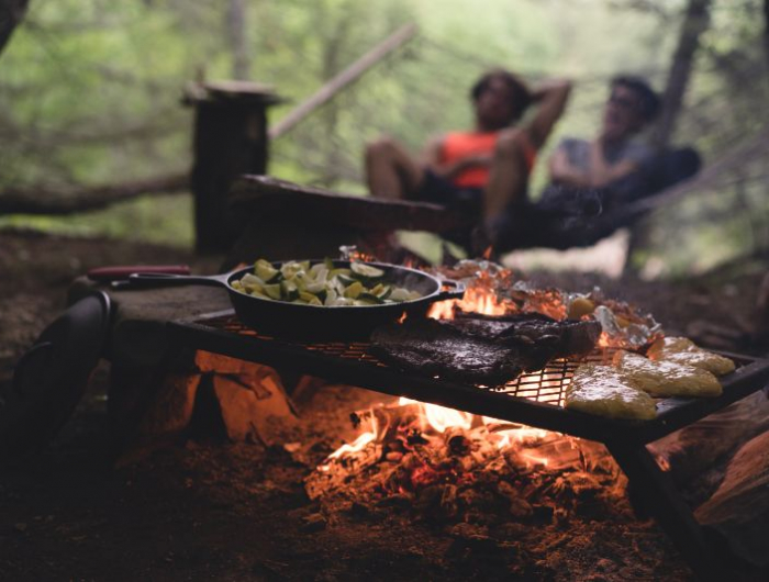 repas en amoureux dîner au camping romantique dans la forêt