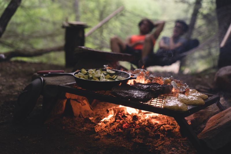 repas en amoureux dîner au camping romantique dans la forêt