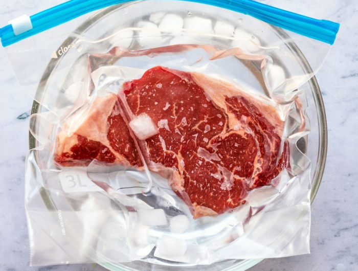 sac en plastique scellé pour décongeler viande rapidement