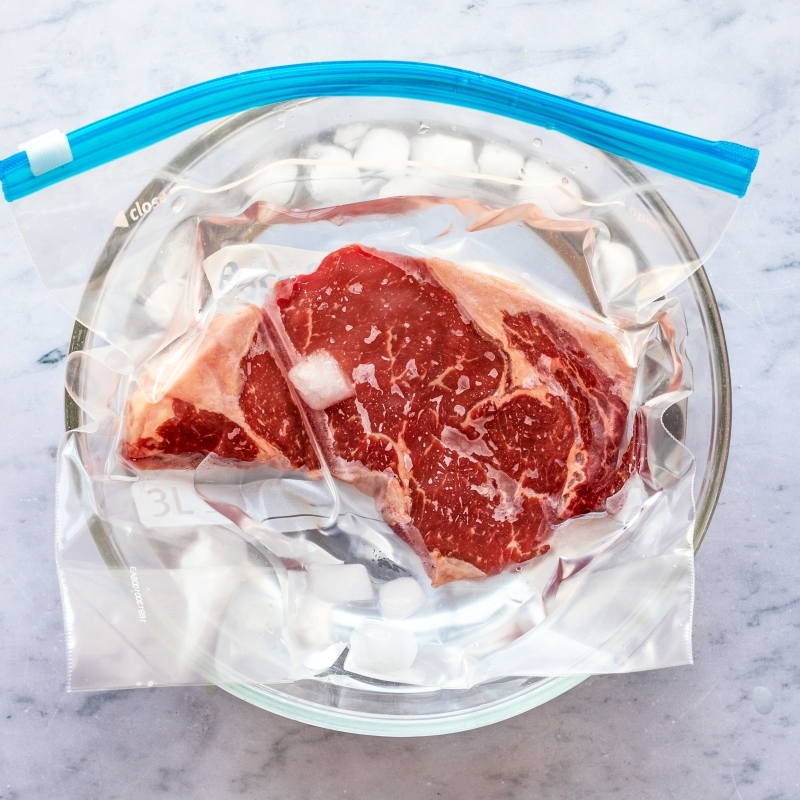 sac en plastique scellé pour décongeler viande rapidement