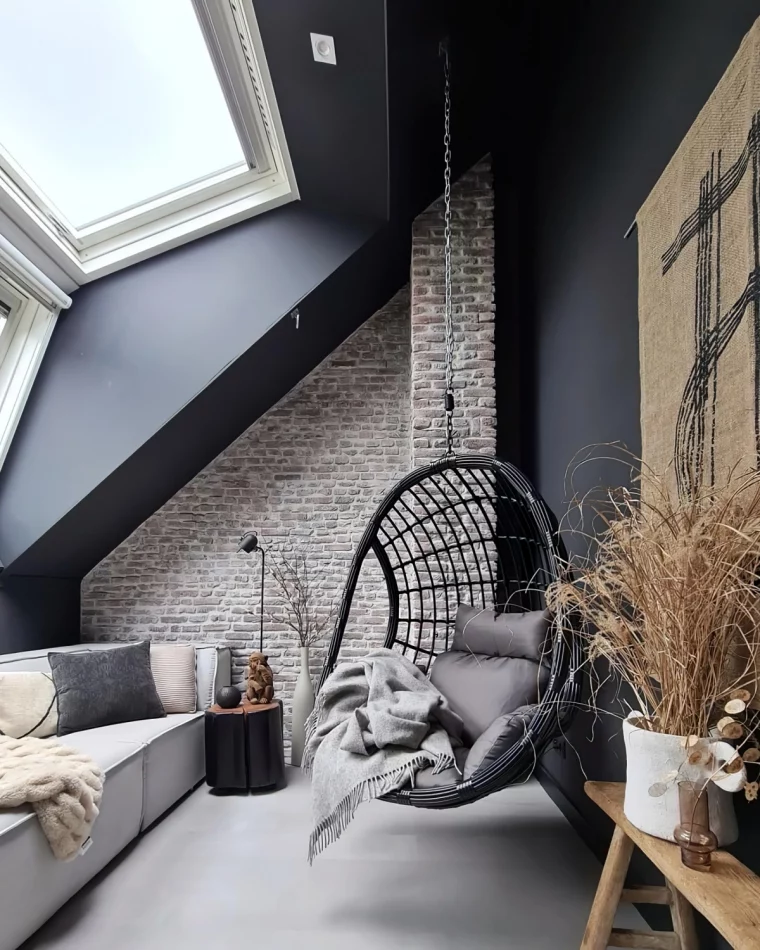 salon scandinave industriel peinture murale noir mat chaise suspendue noire