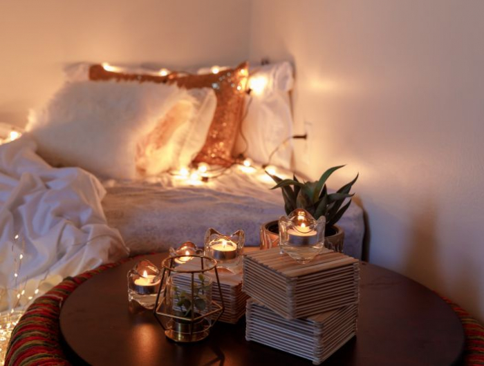 soirée en amoureux chambre à éclairage romantique à l aide des bougies