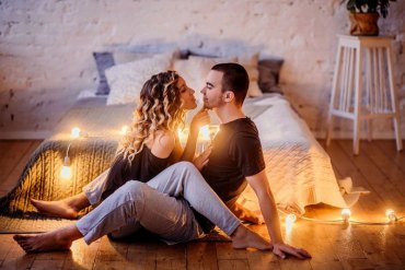 soirée romantique à la maison un couple qui s embrasse