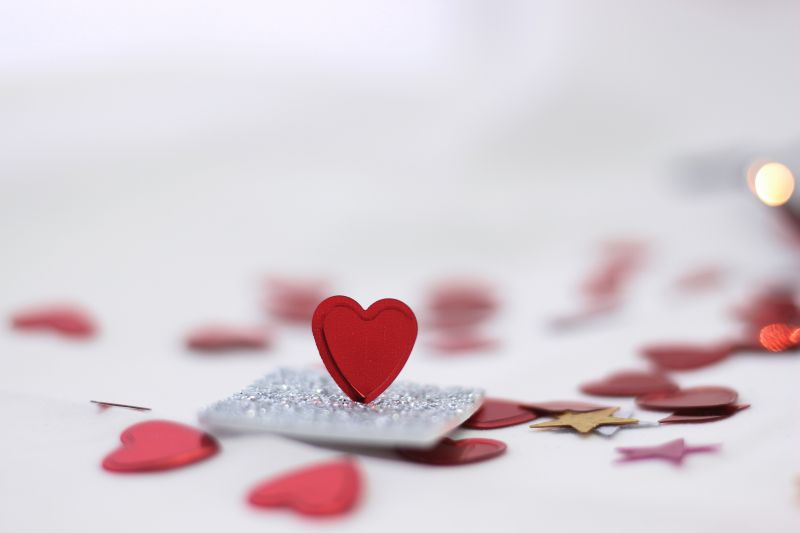 soirée romantique coeurs en papier pour décorer le lit