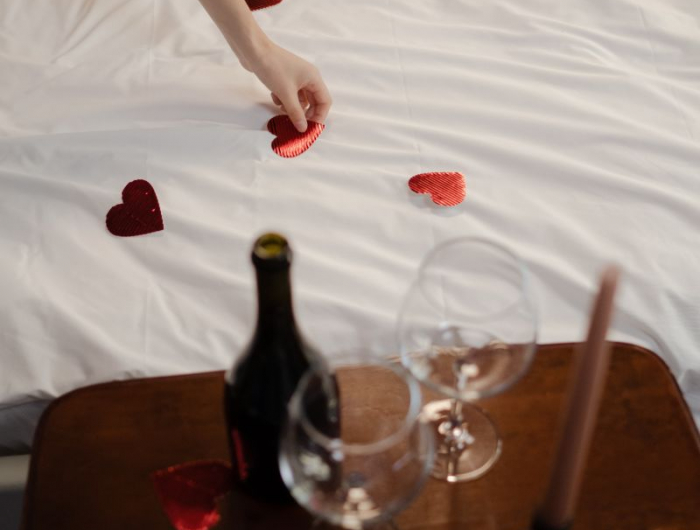 soirée romantique vin rouge pour saint valentine dans la chambre