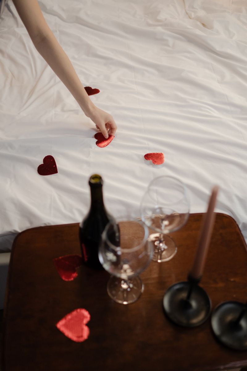 soirée romantique vin rouge pour saint valentine dans la chambre
