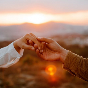 soiréee en amoureux deux mains qui se touchent