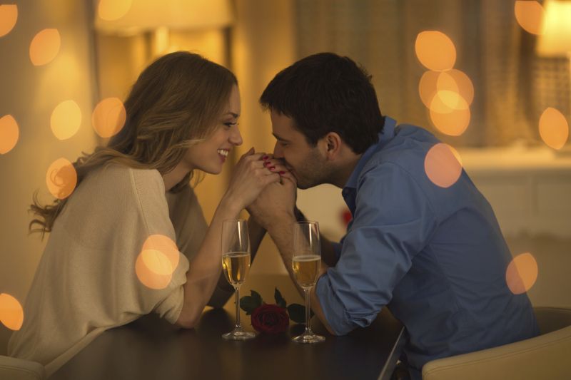 soiréee en amoureux un couple souriant qui boit du vin