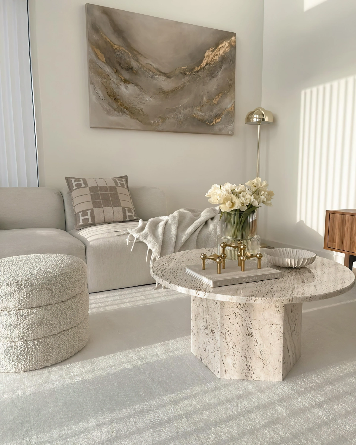 style scandinave salon murs blancs table basse aspect pierre pouf blanc
