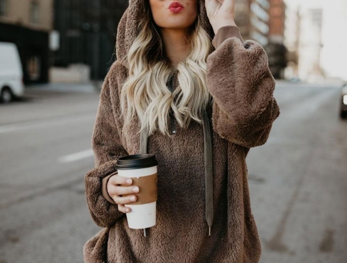sweatshirt fausse fourrure marron capuche mode femme look casual pantalon noir tendance couleur hiver 2019 2020 lunettes soleil