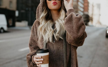 sweatshirt fausse fourrure marron capuche mode femme look casual pantalon noir tendance couleur hiver