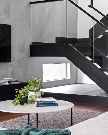 table basse en blanc et metal noir plaid bleu escalier en verre et noir
