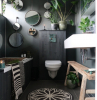 tapis de bain rond mandala blanc et noir plantes vertes d intérieur deco wc noir mur miroirs ronds