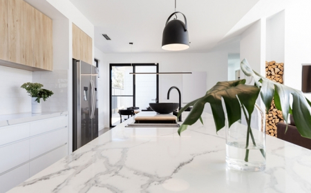 tendance cuisine 2020 lampe suspendue noire robinet meubles haut bois comptoir marbre blanc déco cuisine blanc et bois