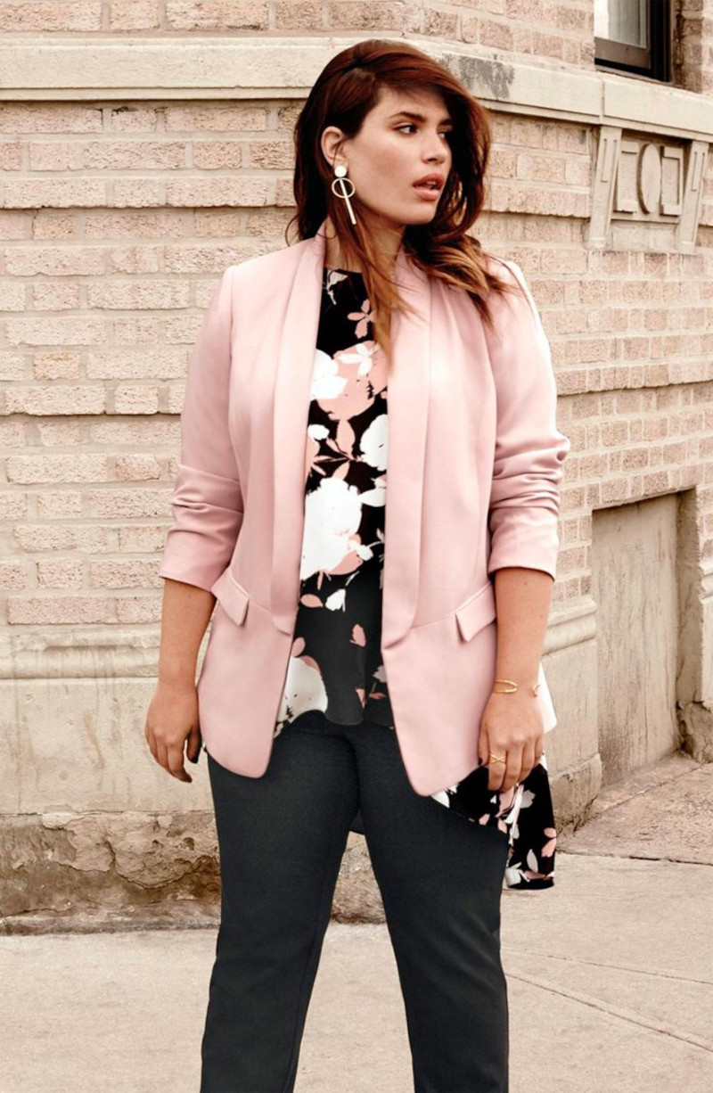 tendance look femme ronde veste rose poudré pantalon bleu