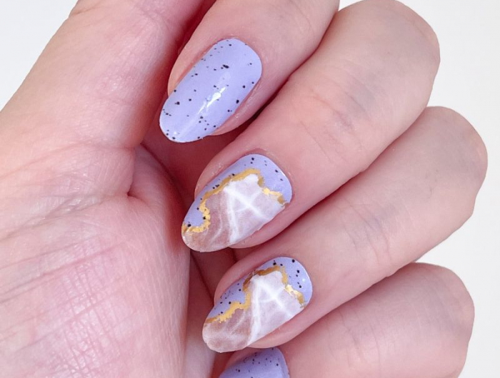 tendance ongles en gel idée couleur violette et motif geode blanc et or