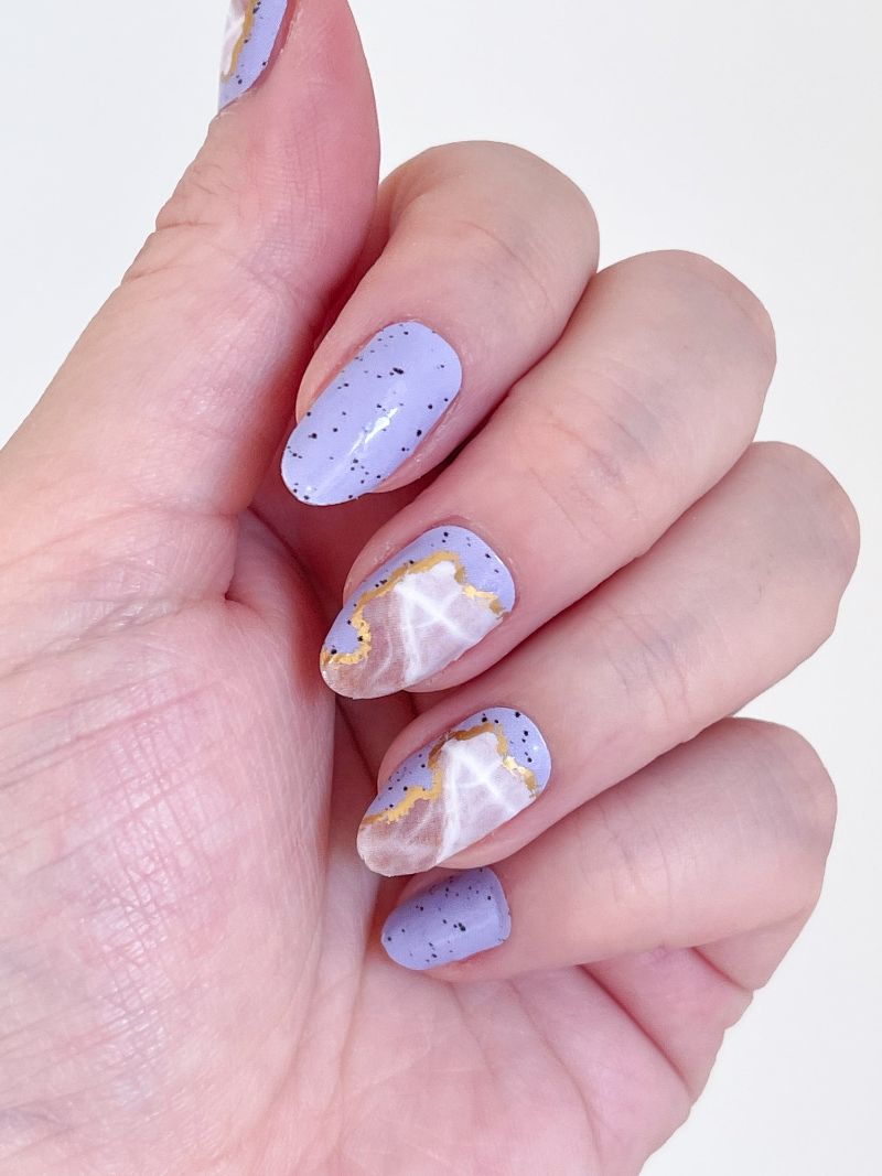 tendance ongles en gel idée couleur violette et motif geode blanc et or
