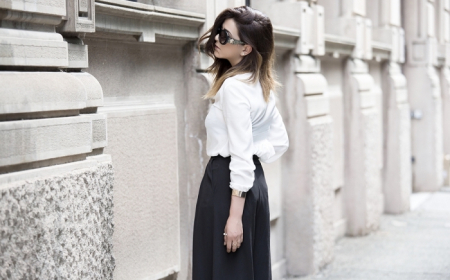 tenue élégance mode femme tendance look blanc noir accessoires pantalon fluide femme habillé pantalon noir palazzo chemise blanche lunettes de soleil noires