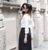tenue élégance mode femme tendance look blanc noir accessoires pantalon fluide femme habillé pantalon noir palazzo chemise blanche lunettes de soleil noires