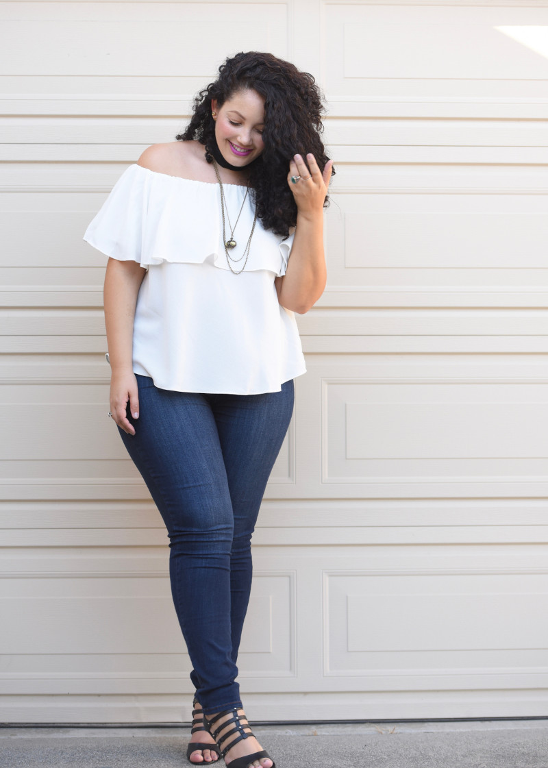 tenue femme ronde jean bleu top blanc aux epaules denudees