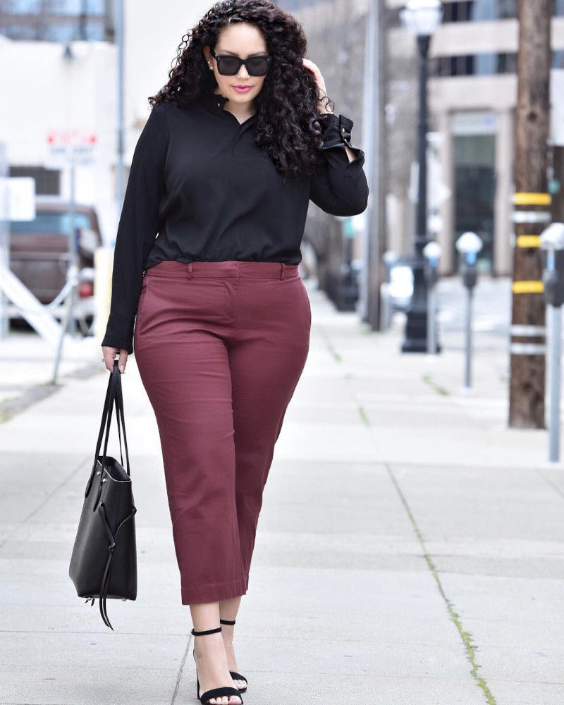 tenue femme ronde pantalon bordeaux top noir escarpins