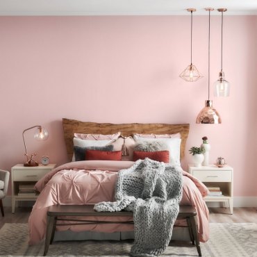 tête de lit bois brut peinture chambre rose et gris plafond blanc lampe suspendue rose gold table de chevet bois blanc plaid grosse maille gris