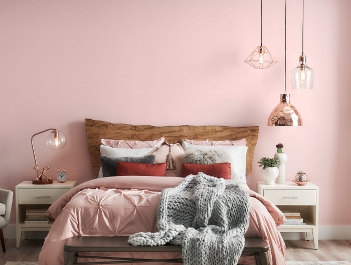 tête de lit bois brut peinture chambre rose et gris plafond blanc lampe suspendue rose gold table de chevet bois blanc plaid grosse maille gris