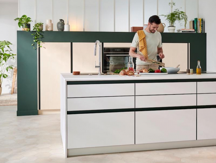 un homme dans la cuisine meubles avec un design ultra chic