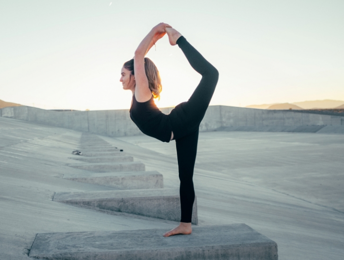 yoga posture femme faire du sport bien etre