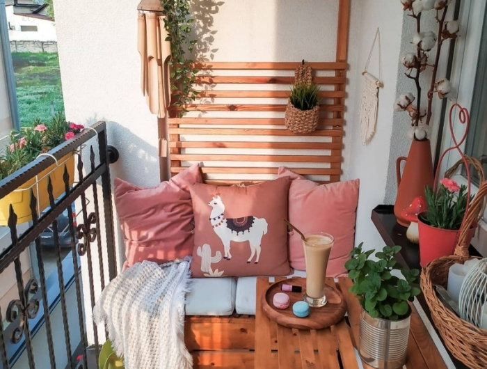 amenagement balcon coussin lama jardinière avec banc table