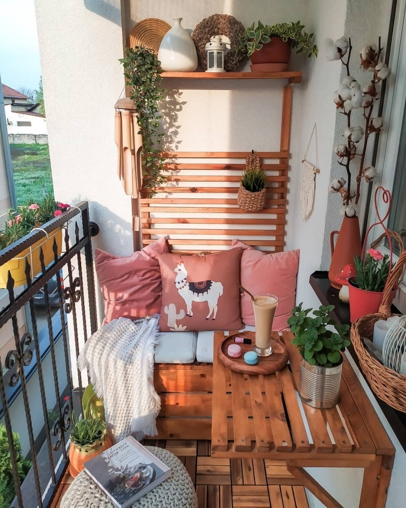 amenagement balcon coussin lama jardinière avec banc table