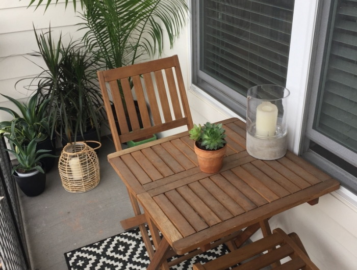 aménager son balcon avec meubles en bois plantes vertes