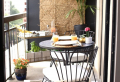 Aménagement terrasse d’appartement avec salon de jardin pour balcon étroit