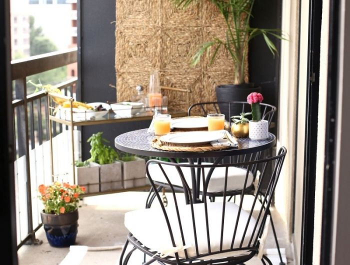 aménager son balcon avec meubles en fer forgé palmier