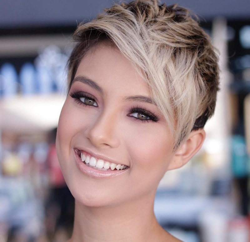 Lock the short hair of the asymmetric blond hair on the forehead of the long pixie