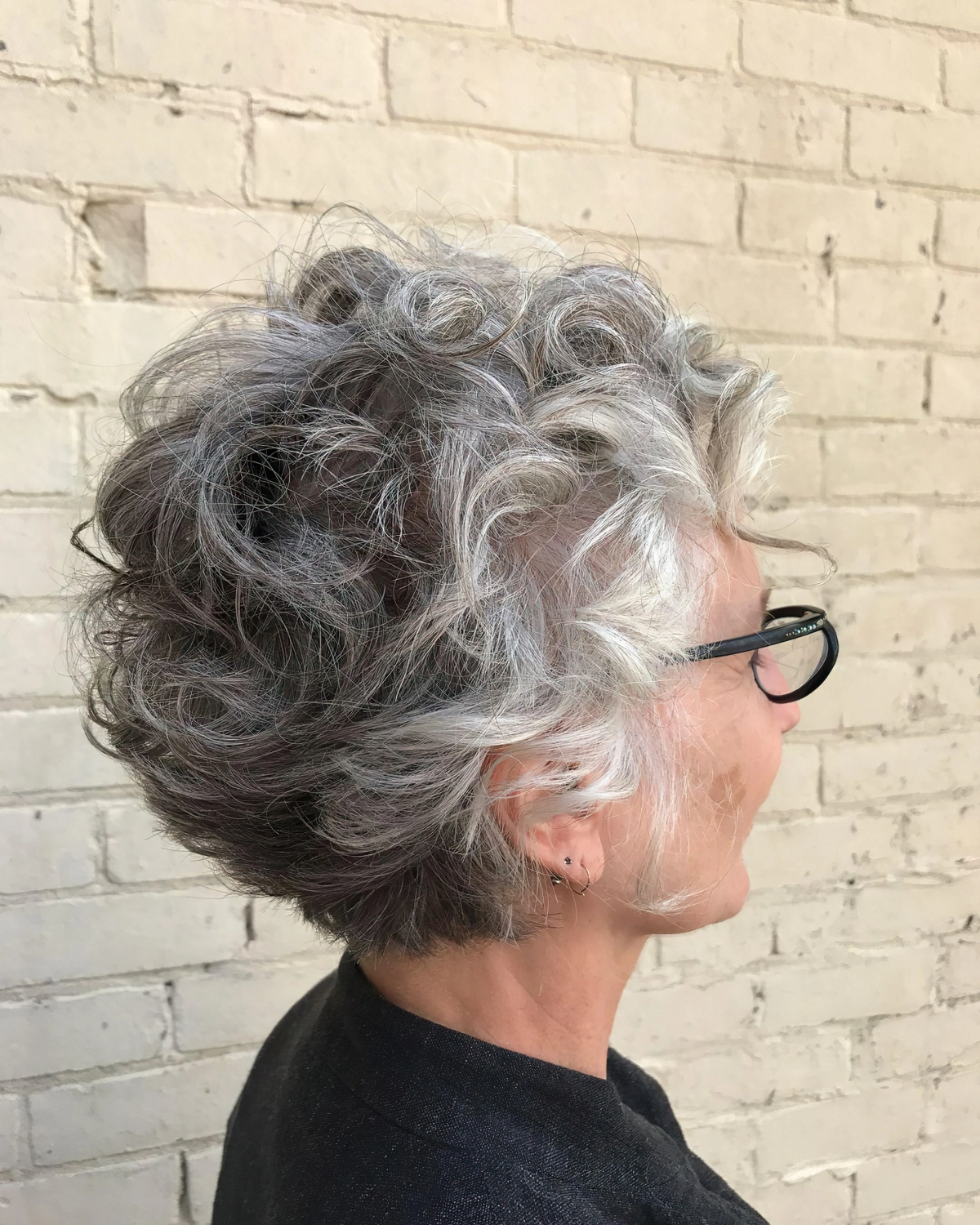 balayage cheveux gris naturel boucles frange lunettes de vue