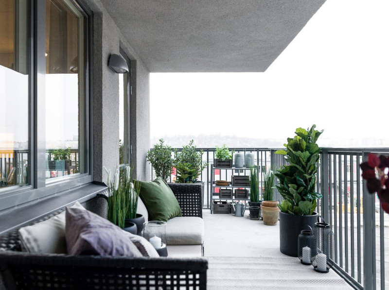balcon amenage meubles de patio avec coussins de couleur