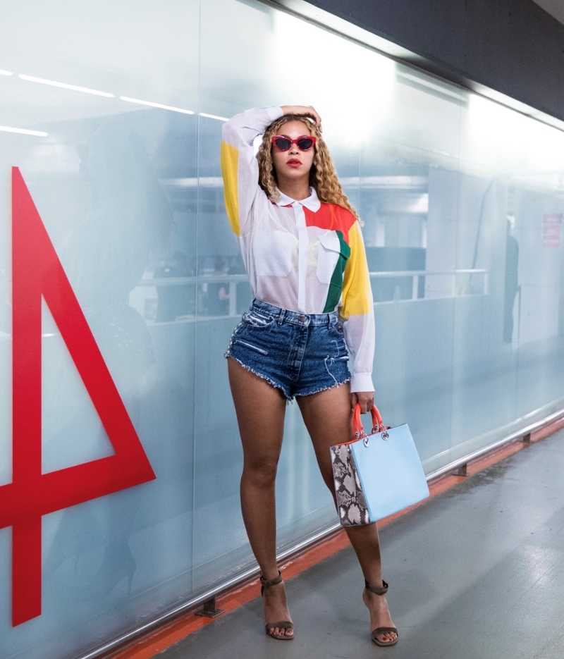 beyonce style shorts denim tendance printemps été 2022 haut color block