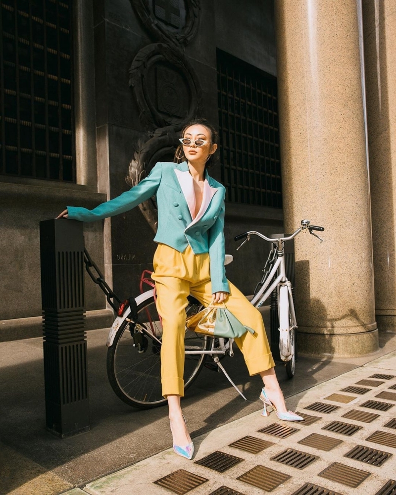 blazer bleu vert look printemps 2022 pantalon jaune accessoires tendance