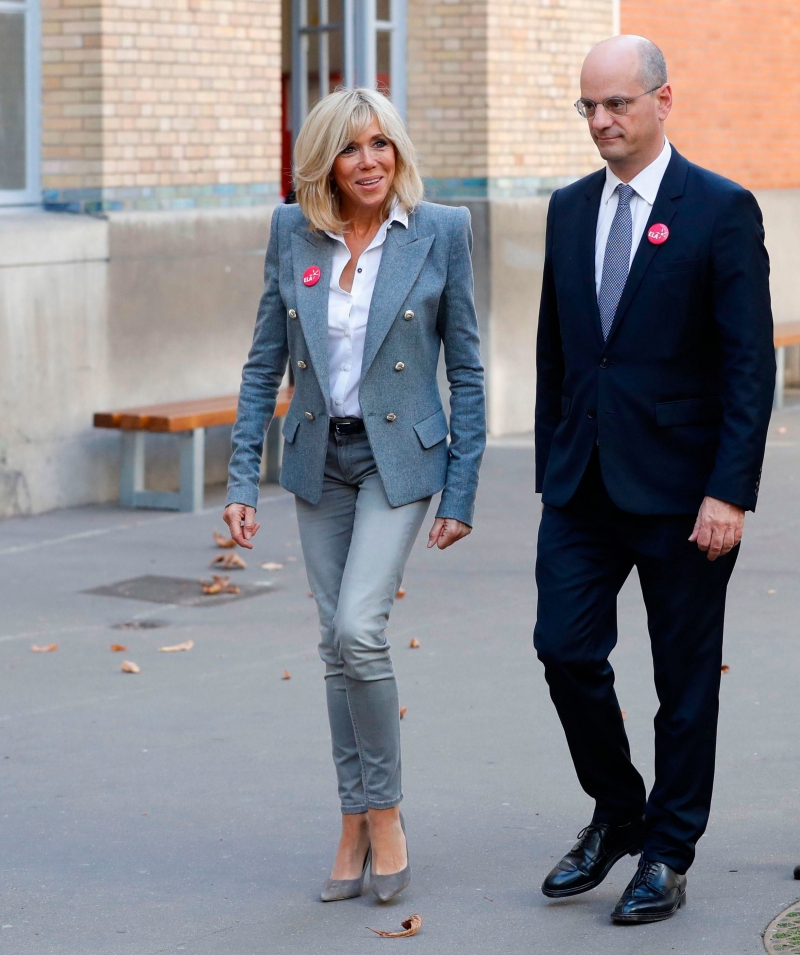 blazer chemisier blanc jeans taille haute look femme 60 ans