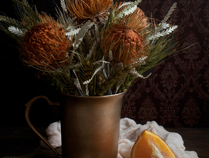 bouquet de fleurs sechees sur une chaise avec deux tranches d oranges
