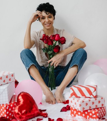 bouquet de roses rouges pour fete des amoureux femme heureuse