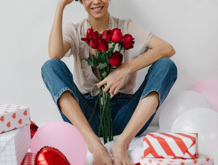 bouquet de roses rouges pour fete des amoureux femme heureuse
