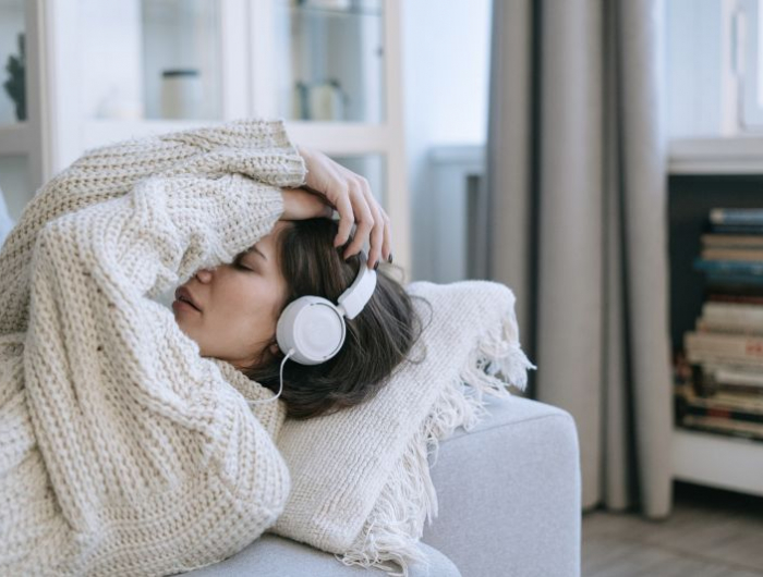 burn out conséquences une femme qui écoute de la musique triste