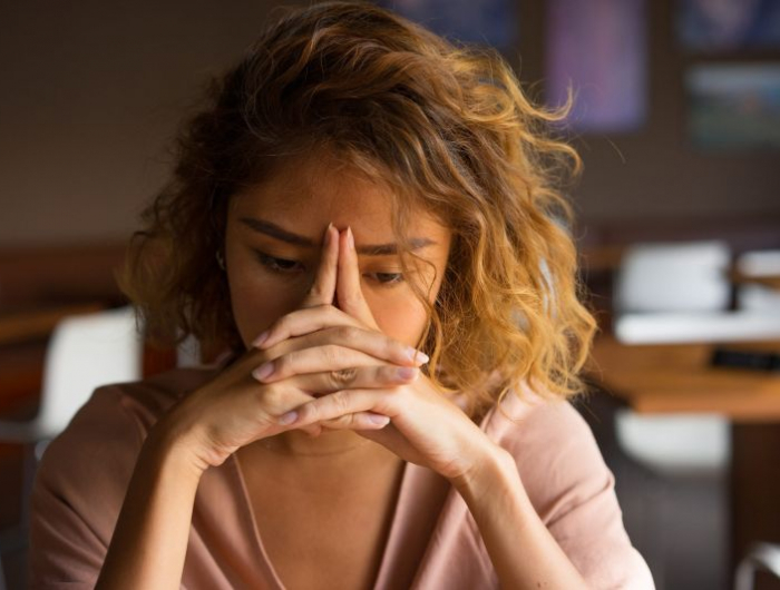 burn out émotionnel une jeune femme triste et fatiguée