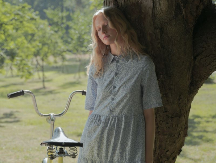 burn out et rejet du conjoint une fille sous un arbre avec son vélo